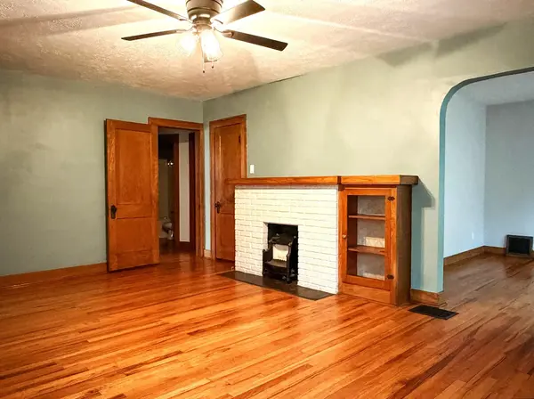 810 S Madison Ave, Wichita, KS 67211-2819