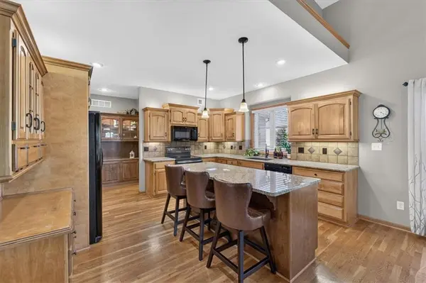 2633 SW Wintergarden DR, Lee's Summit, MO 64081