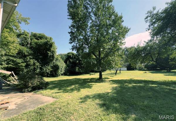 27 Matterhorn DR, Glen Carbon, IL 62034