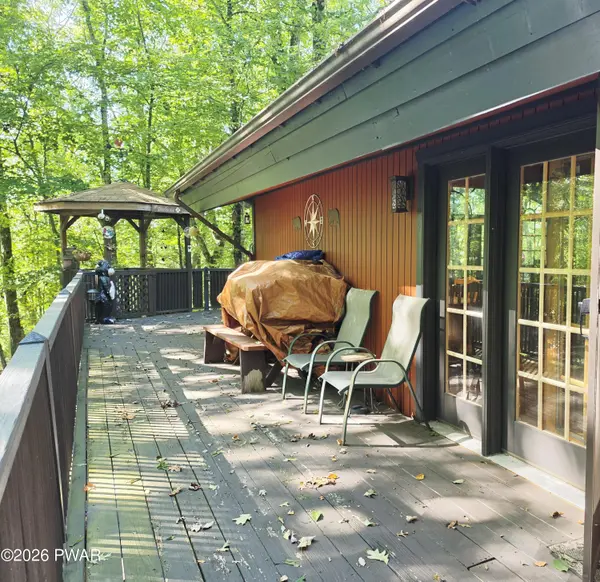 300 Forest DR, Lords Valley, PA 18428