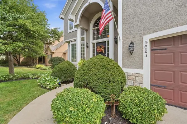9623 Falcon Valley Dr DR, Lenexa, KS 66220