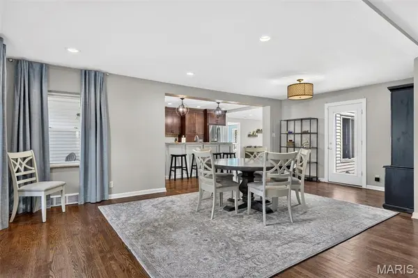 18 Chaminade DR, St Louis, MO 63141