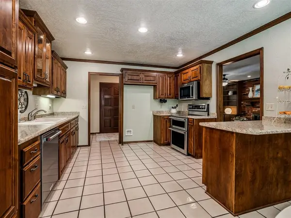 1725 Still Water LN, Edmond, OK 73013
