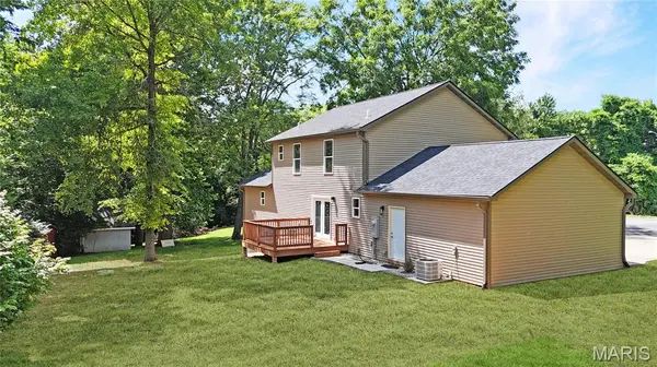 609 Johnny DR, Maryville, IL 62062