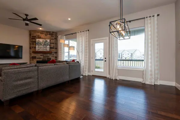 707 N Fox Hill CIR, Nixa, MO 65714