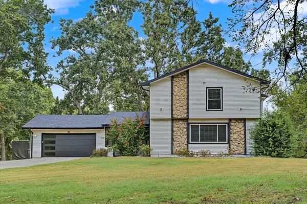 1511 E Groves DR, Ozark, MO 65721
