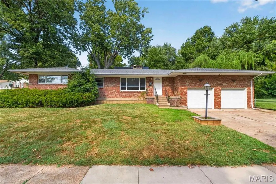 9091 Patrick DR, St John, MO 63114