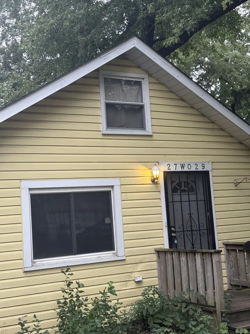 27W029 Oak ST, Hanover Park, IL 60133