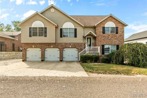 1581 Su Twan DR, Worden, IL 62097