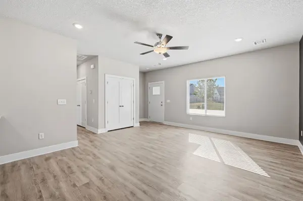 478 E Harper St, Valley Center, KS 67147-8948