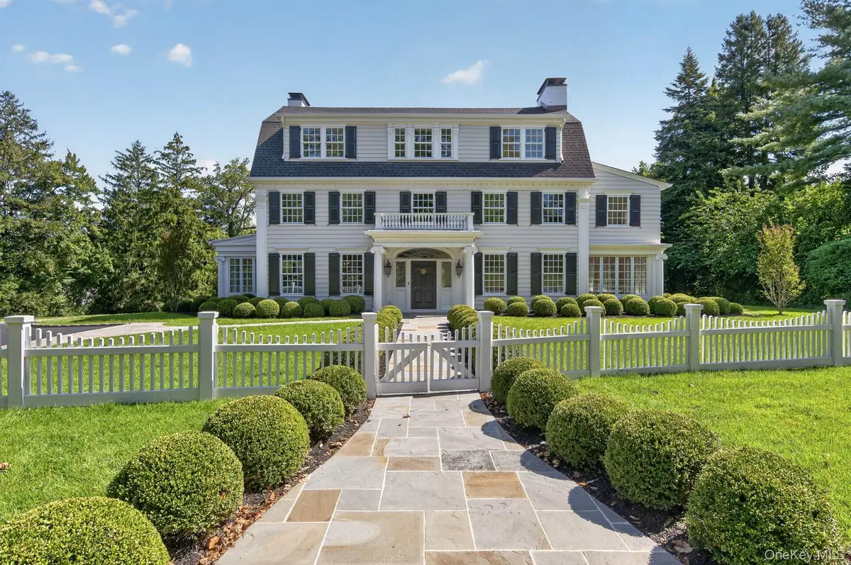 30 Brookside DR, Manhasset, NY 11030