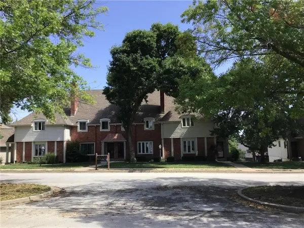 8395 NW WAUKOMIS DR, Kansas City, MO 64151