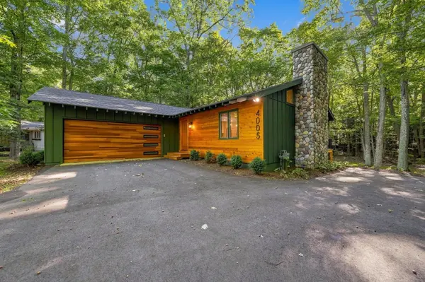 4005 E Oxford DR, Leland, MI 49654