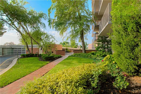 4550 Warwick BLVD #1205, Kansas City, MO 64111