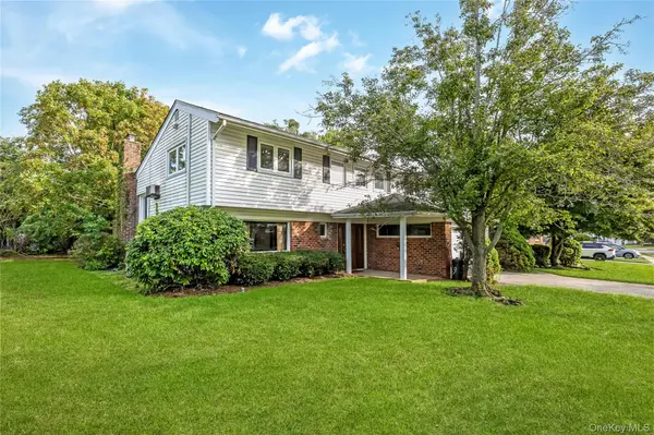 29 Randy LN, Plainview, NY 11803
