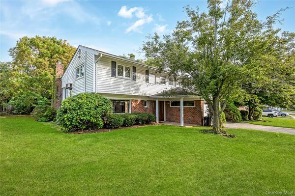 29 Randy LN, Plainview, NY 11803