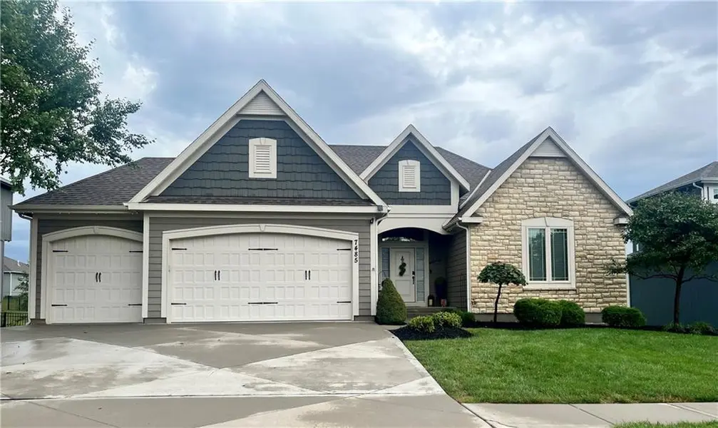7485 NW Forest Lakes DR, Parkville, MO 64152