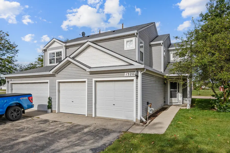 1320 Jenna DR #B, South Elgin, IL 60177