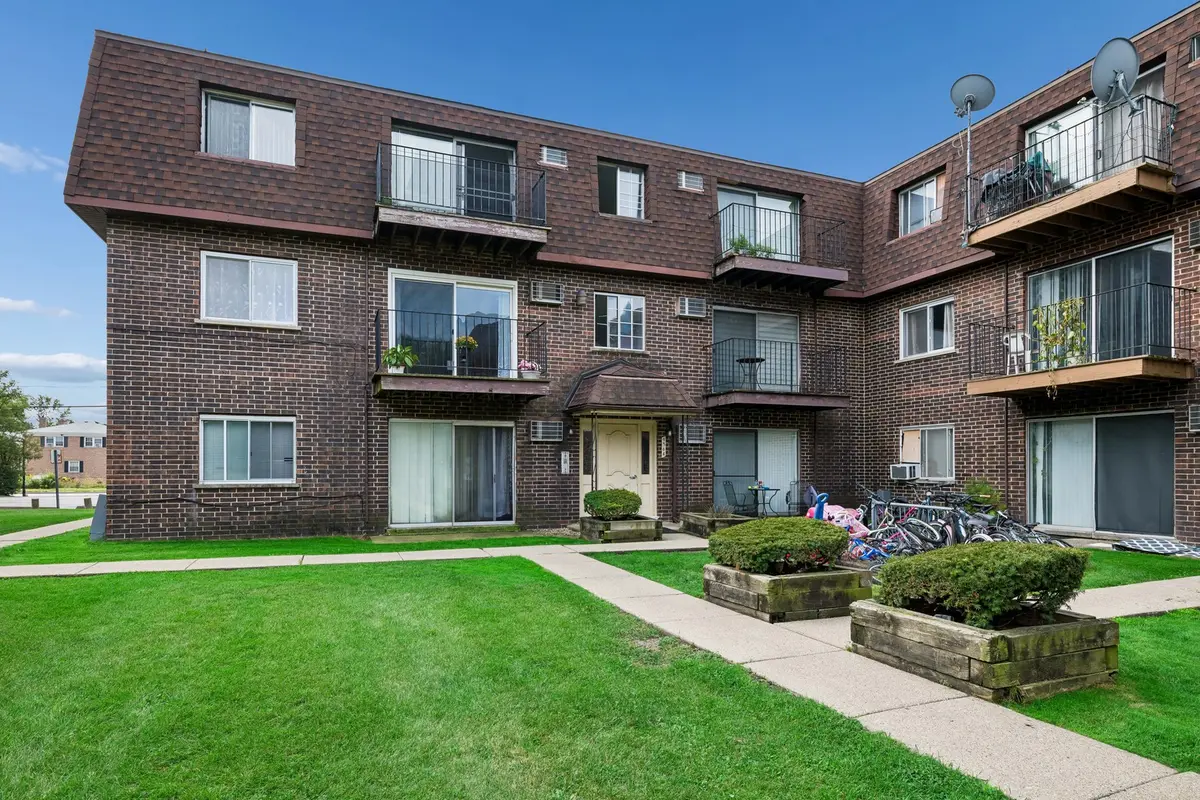 9364 Golf RD #2B, Des Plaines, IL 60016