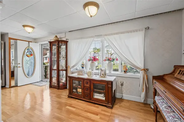 26 E Oxford ST, Valley Stream, NY 11580