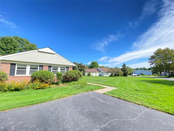 19 Hearthside DR, Mount Sinai, NY 11766