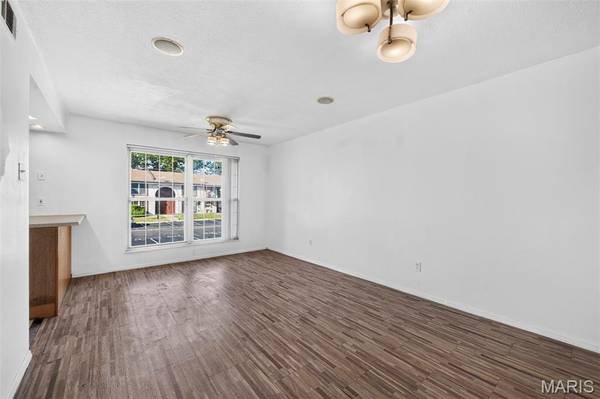 8724 Santa Bella DR #H, Hazelwood, MO 63042