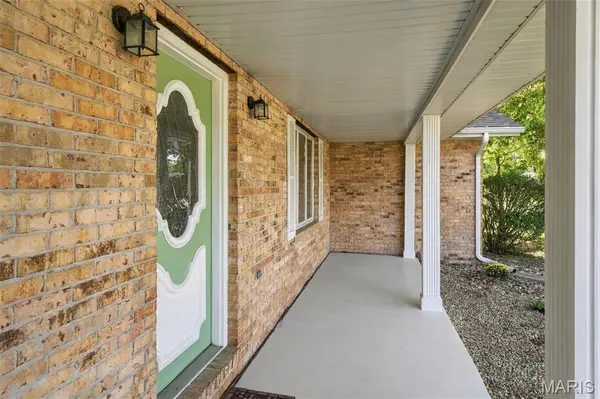 1727 Meadow LN, Edwardsville, IL 62025