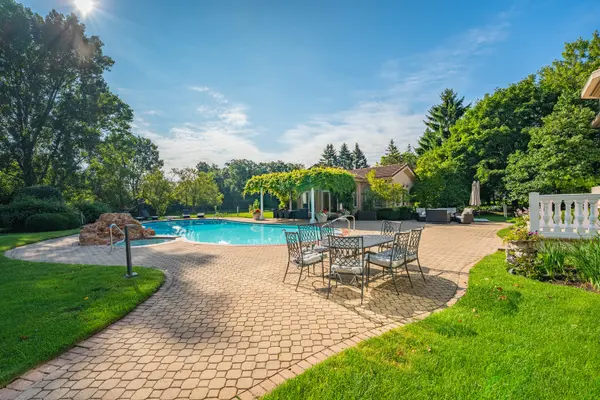 1683 Braeside LN, Northbrook, IL 60062