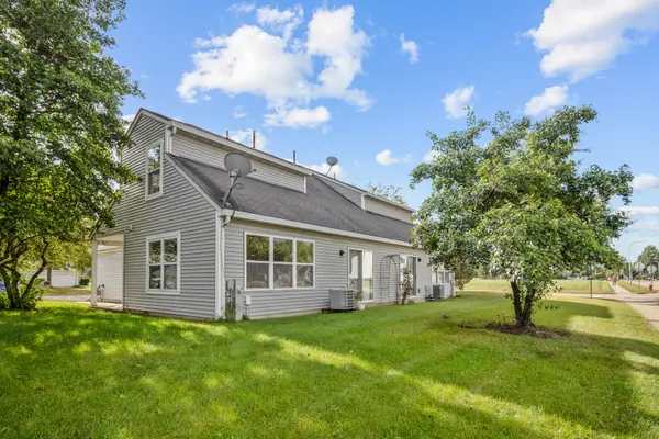 1320 Jenna DR #B, South Elgin, IL 60177