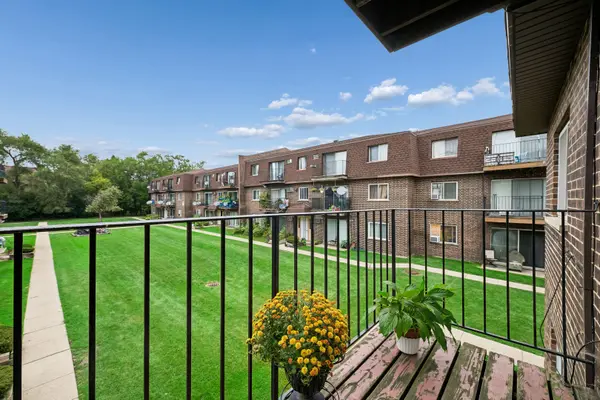 9364 Golf RD #2B, Des Plaines, IL 60016