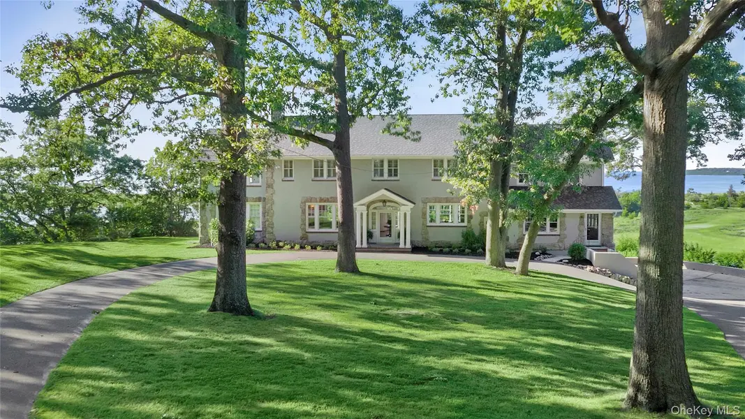 11 Arbutus LN, Stony Brook, NY 11790