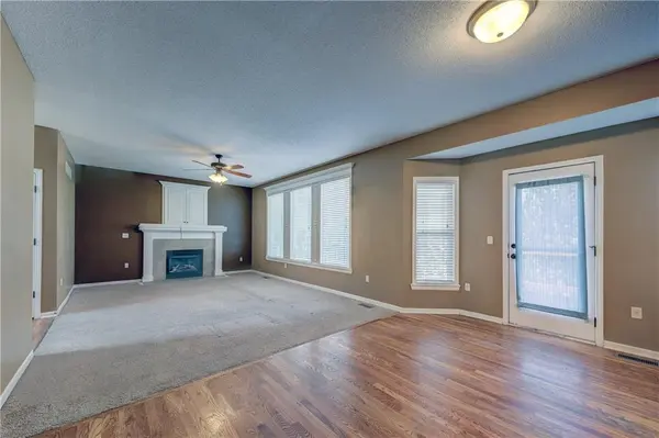 866 N Maple ST, Gardner, KS 66030