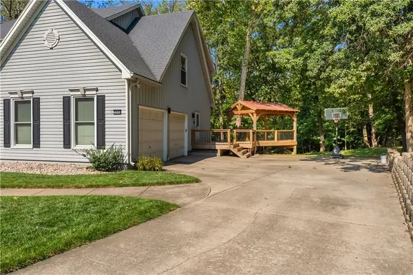 504 NW 47th ST, Gladstone, MO 64116
