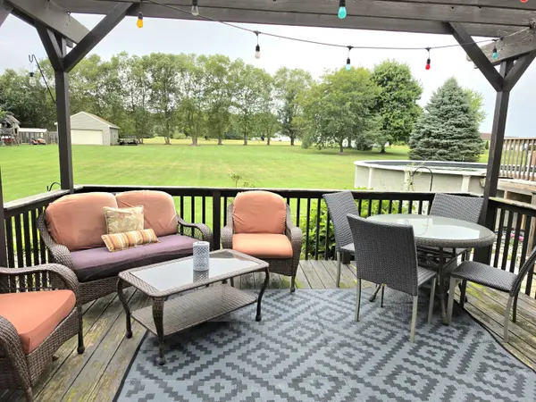 864 Jeflynn DR, Kouts, IN 46347