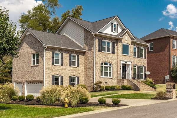 102 Fairlake Ct, Hendersonville, TN 37075