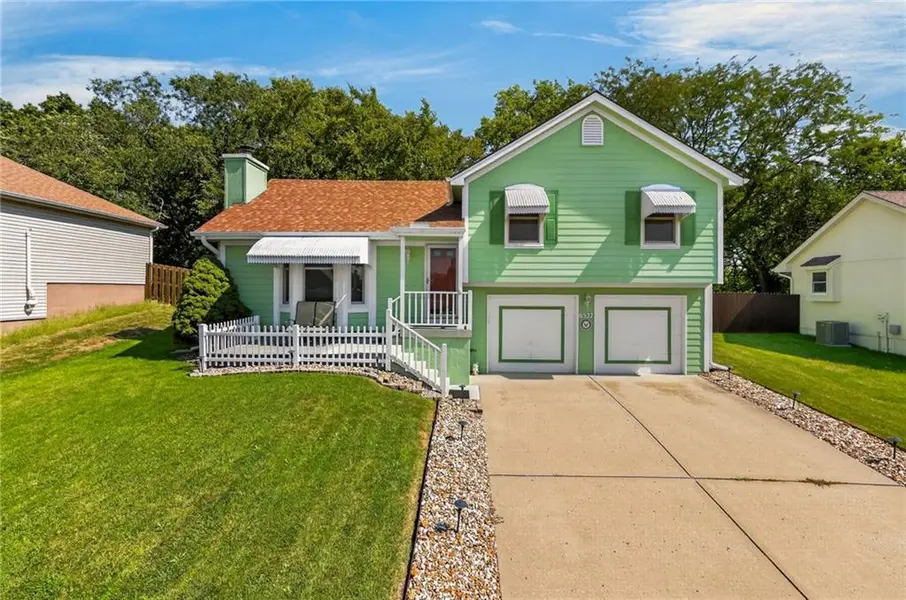 6527 Sioux DR, Parkville, MO 64152