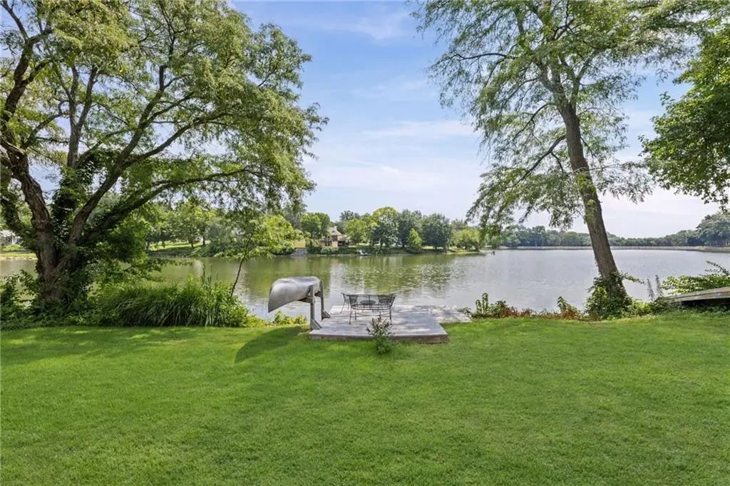 6829 Lakeshore DR, Raytown, MO 64133