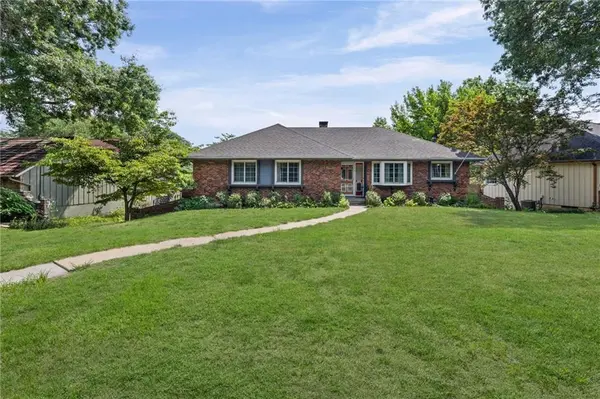 6829 Lakeshore DR, Raytown, MO 64133