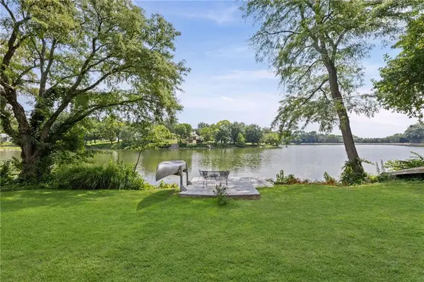 6829 Lakeshore DR, Raytown, MO 64133