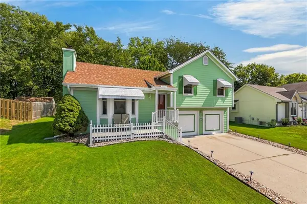 6527 Sioux DR, Parkville, MO 64152