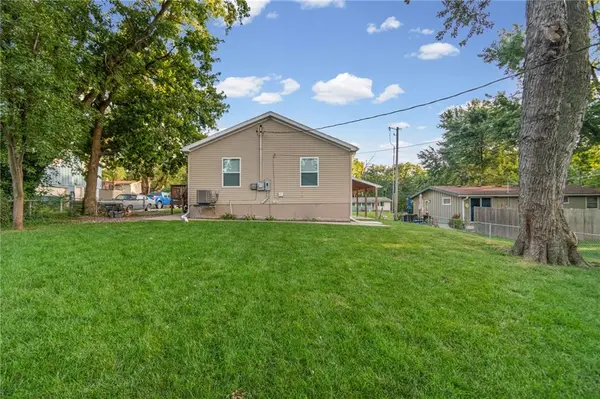 1108 NE 52nd TER, Kansas City, MO 64118