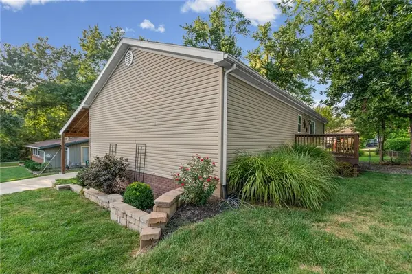 1108 NE 52nd TER, Kansas City, MO 64118