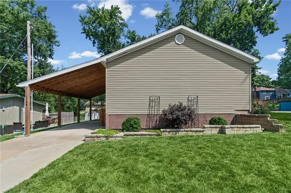 1108 NE 52nd TER, Kansas City, MO 64118