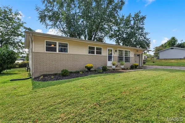 106 Paula DR, St Charles, MO 63301