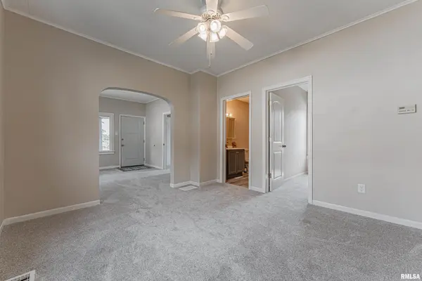 627 S KICKAPOO ST, Lincoln, IL 62656