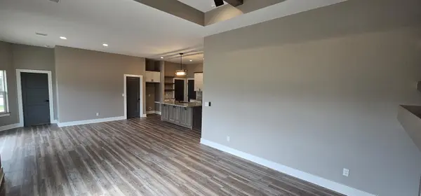 1511 E Midway Ct, Valley Center, KS 67147