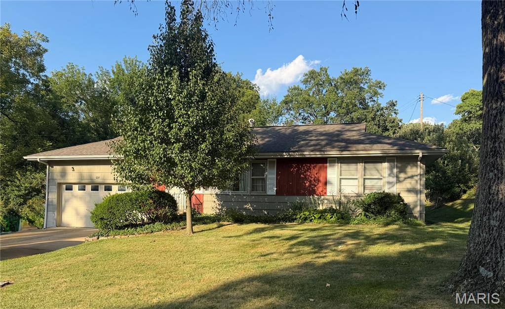 1472 Grant RD, Webster Groves, MO 63119