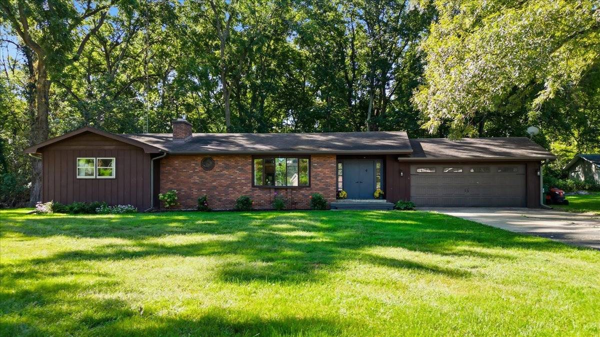 1113 River Oaks DR, Dixon, IL 61021