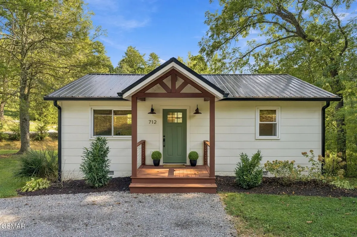 712 E Millers Cove Road, Walland, TN 37886