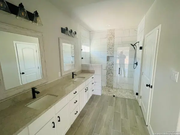 202 ROY NICHOLS DR, Blanco, TX 78606